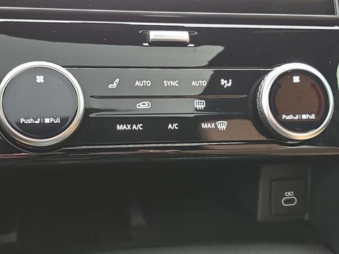 Certified 2025 Land Rover Discovery Dynamic SE AWD/4WD image 25
