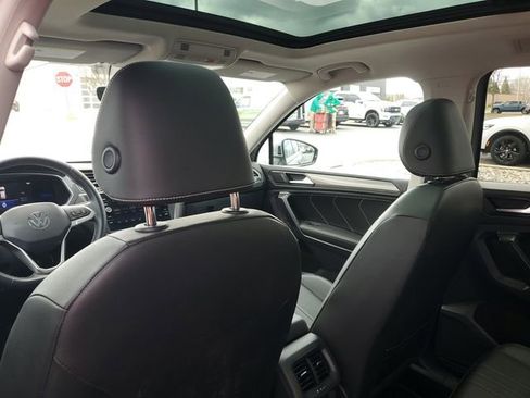 Used 2023 Volkswagen Tiguan SE w/ Panoramic Sunroof Package image 10