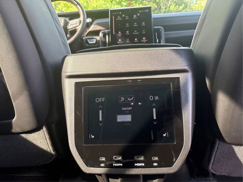 Used 2025 GMC Yukon AT4 Ultimate AWD/4WD image 25