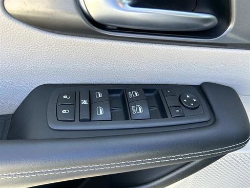 Used 2024 Chrysler Pacifica Select image 23