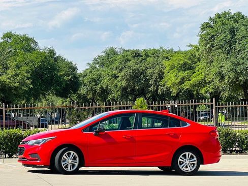 Used 2017 Chevrolet Cruze LT w/ Convenience Package FWD image 5