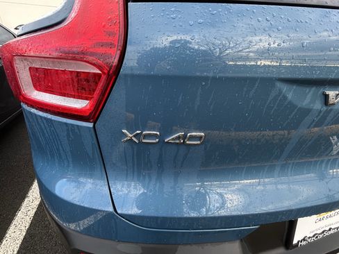 Used 2024 Volvo XC40 B5 Core image 3