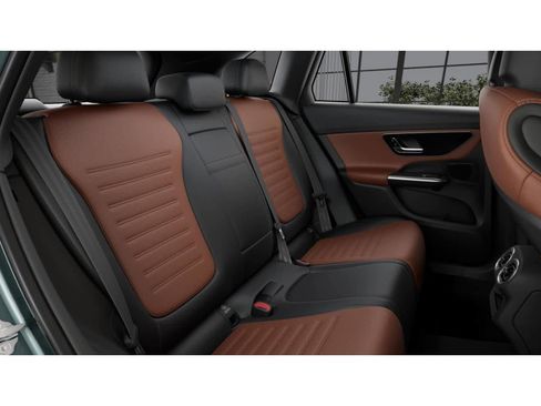 Used 2025 Mercedes-Benz GLC 350e 4MATIC image 4