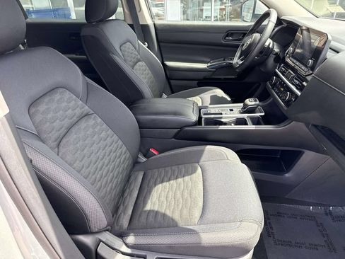 Used 2025 Nissan Pathfinder SV FWD image 11