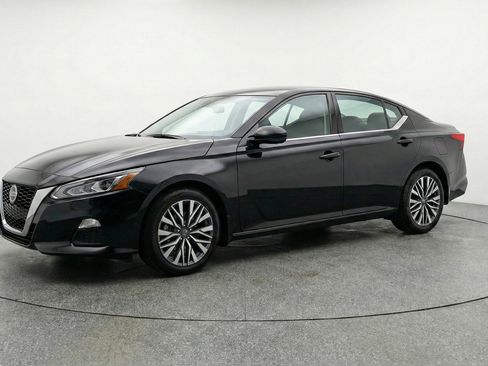 Used 2025 Nissan Altima 2.5 SV FWD image 3