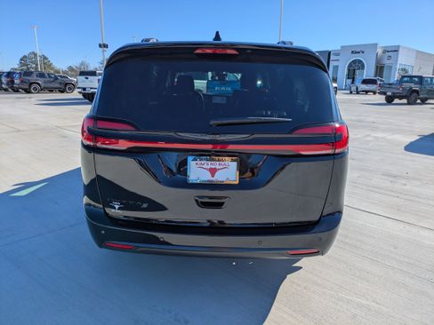 New 2026 Chrysler Pacifica Select image 6