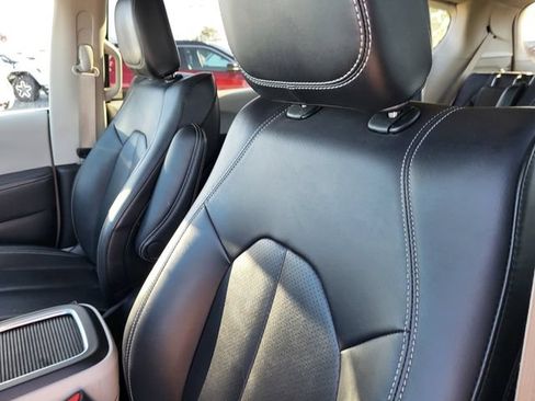 Certified 2024 Chrysler Pacifica Limited FWD image 18