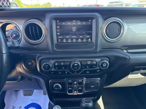Used 2021 Jeep Gladiator Overland w/ Cold Weather Group AWD/4WD image 14