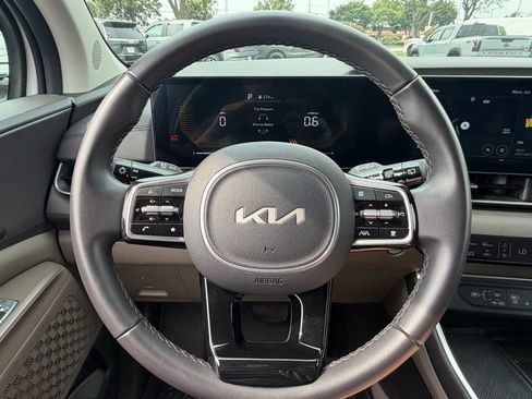 Used 2025 Kia Carnival EX FWD image 31