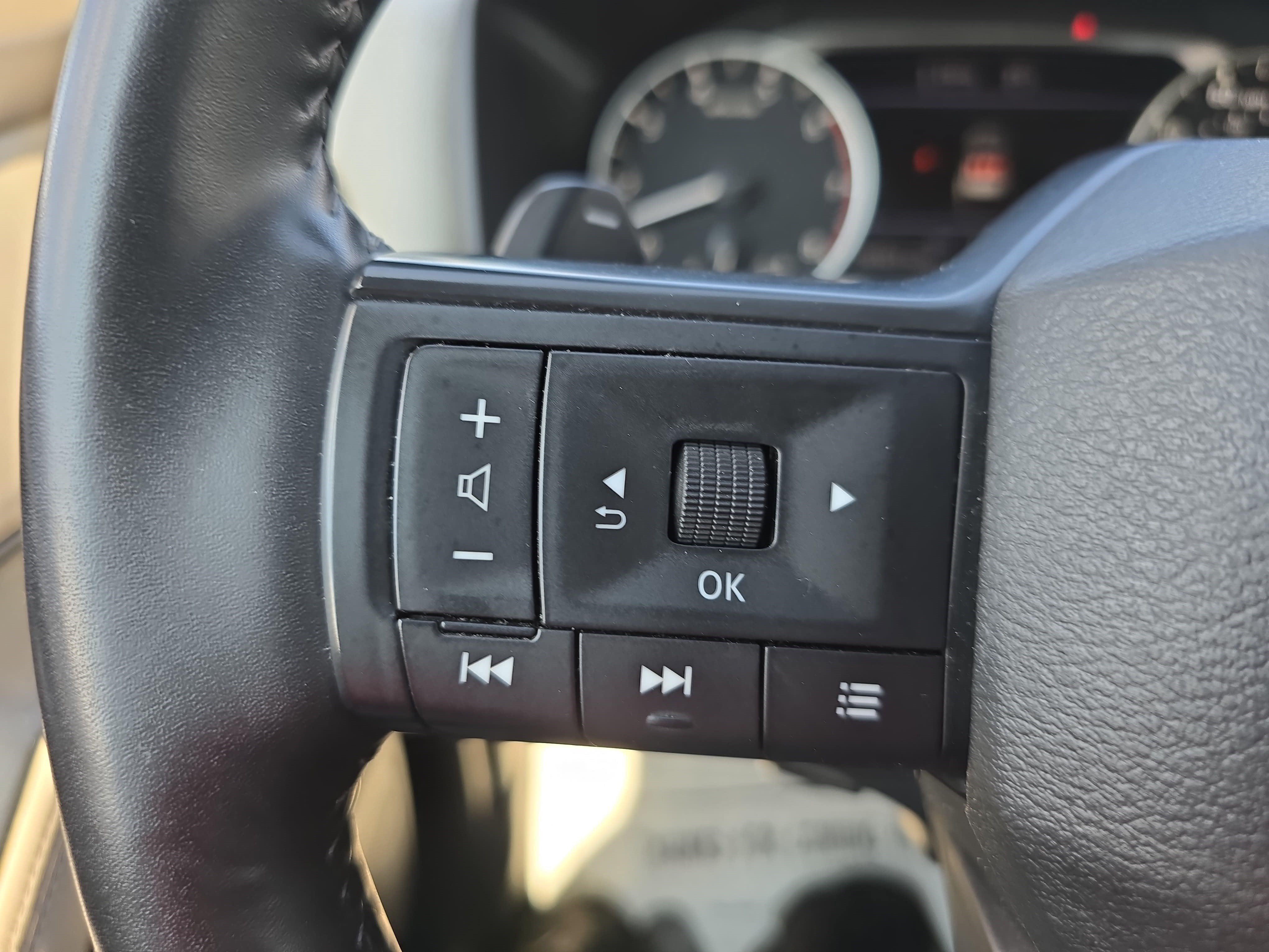 Used 2025 Nissan Rogue SV AWD/4WD image 17