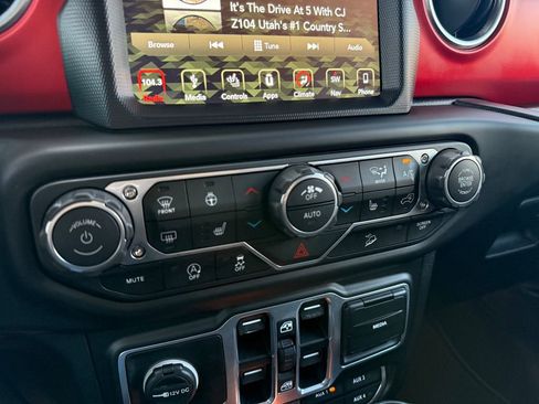 Used 2018 Jeep Wrangler Unlimited Rubicon AWD/4WD image 38