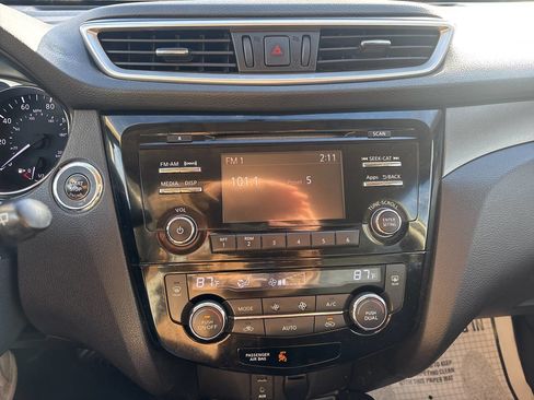 Used 2015 Nissan Rogue SV w/ SV Moonroof Package image 30