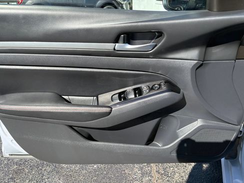 Used 2024 Nissan Altima 2.5 SR FWD image 10