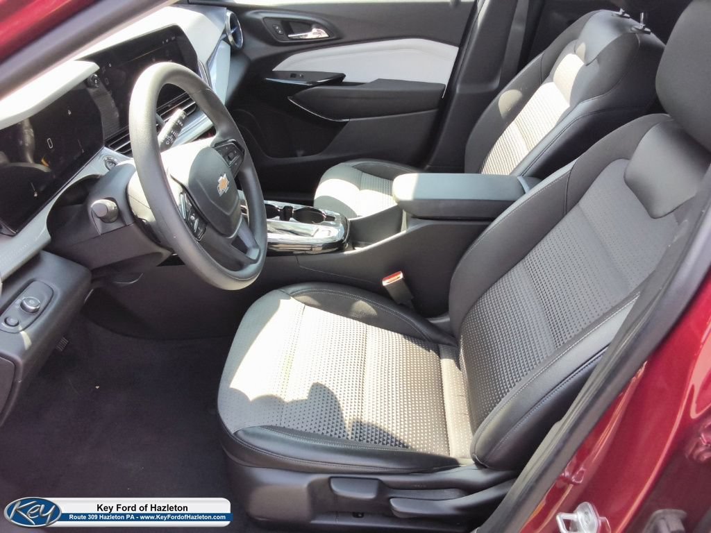 Used 2025 Chevrolet Trax LT FWD image 23