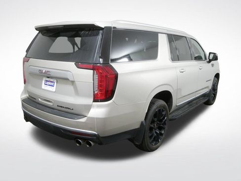 Used 2024 GMC Yukon XL Denali AWD/4WD image 3