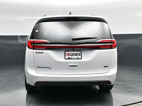 New 2026 Chrysler Pacifica Select w/ S Appearance Package image 8