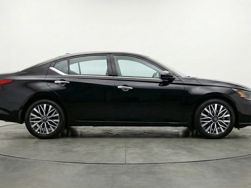 Used 2025 Nissan Altima 2.5 SV image 11