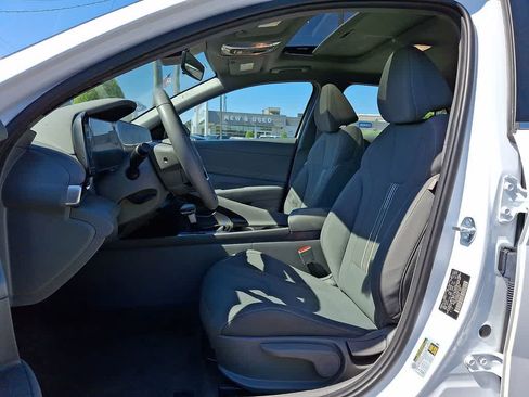 Used 2025 Hyundai Elantra SEL FWD image 13