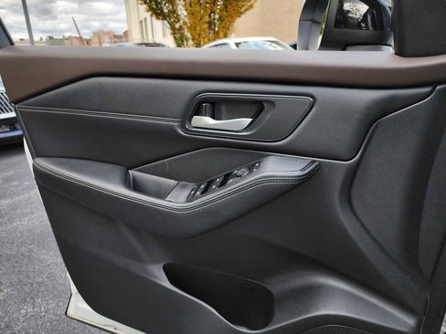 Used 2023 Nissan Rogue SV w/ SV Premium B Package image 13