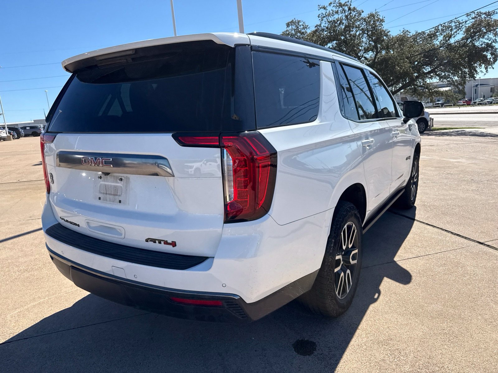 Used 2024 GMC Yukon AT4 w/ AT4 Premium Plus Package AWD/4WD image 7