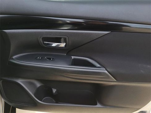 Used 2020 Mitsubishi Outlander ES image 6