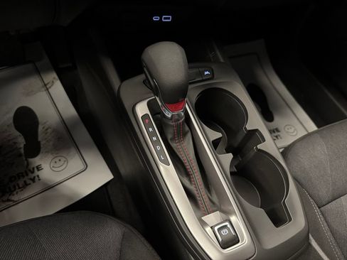 Used 2025 Chevrolet Trax RS FWD image 16