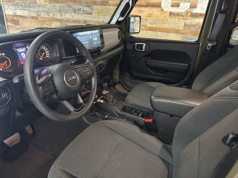 Used 2025 Jeep Gladiator Sport image 5