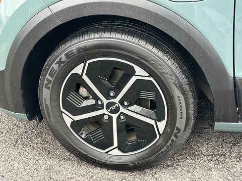 Used 2023 Kia Niro EX image 13