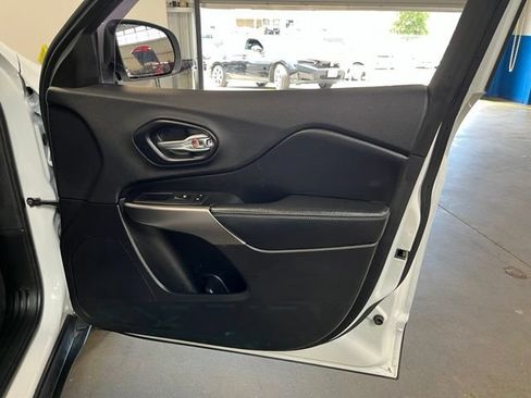 Used 2019 Jeep Cherokee Latitude w/ Popular Appearance Group FWD image 12
