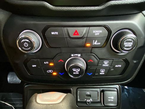 Used 2021 Jeep Renegade Latitude FWD image 35