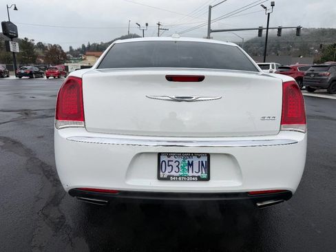 Used 2016 Chrysler 300 Limited image 19