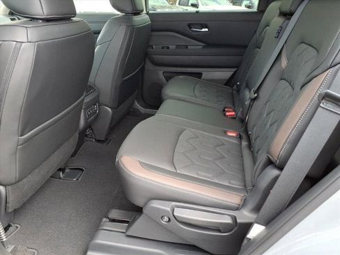 New 2026 Nissan Pathfinder Platinum image 7
