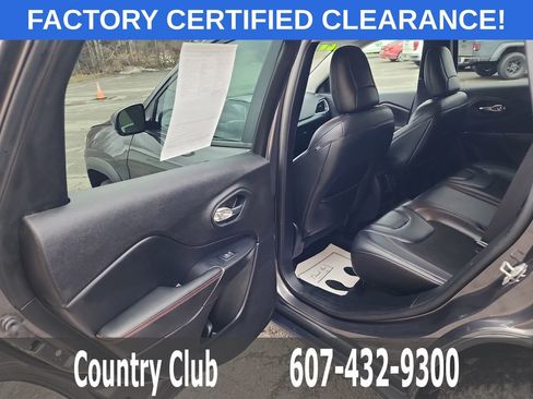 Used 2021 Jeep Cherokee Trailhawk AWD/4WD image 23