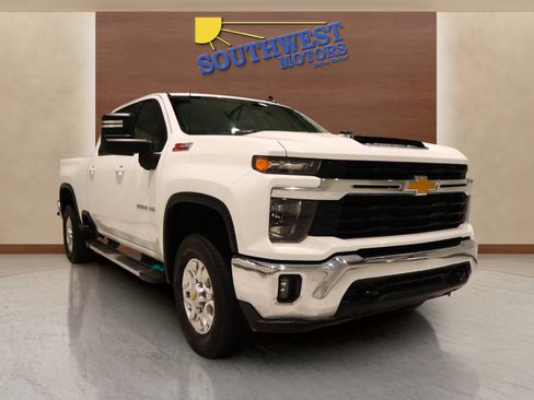 Used 2024 Chevrolet Silverado 2500 LT image 5