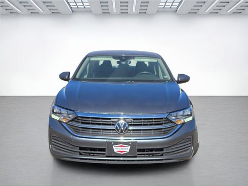 Used 2024 Volkswagen Jetta SE FWD image 2
