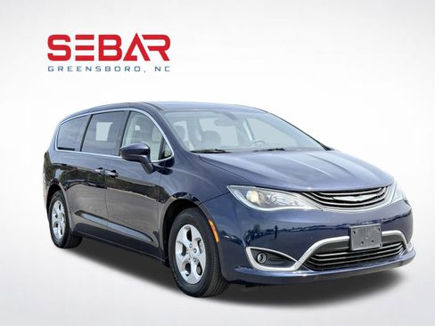Used 2018 Chrysler Pacifica Touring Plus FWD image 8