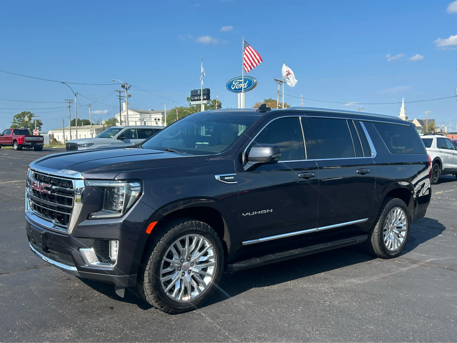Used 2023 GMC Yukon XL SLT w/ SLT Premium Package AWD/4WD image 2
