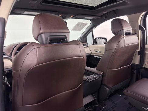 Used 2024 Toyota Sienna Platinum image 37