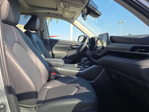 Used 2025 Toyota Highlander XLE FWD image 11