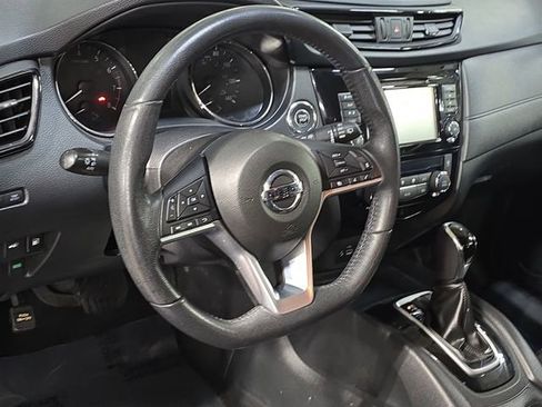 Used 2018 Nissan Rogue SV w/ Premium Package image 16