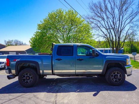 Used 2011 Chevrolet Silverado 2500 LT w/ Interior Plus Package AWD/4WD image 2