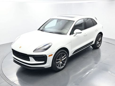 Certified 2025 Porsche Macan AWD/4WD image 34