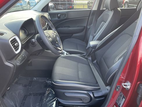 Used 2024 Hyundai Venue Limited image 13