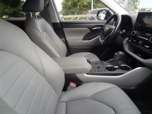 Used 2023 Toyota Highlander XLE FWD image 9