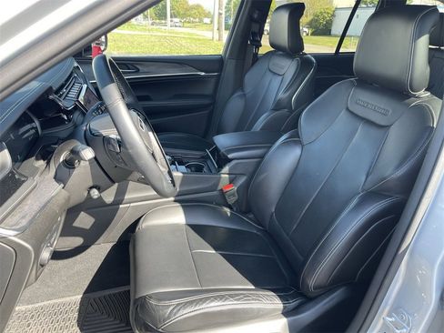 Used 2022 Jeep Grand Cherokee Overland w/ Advanced Protech Group III image 11