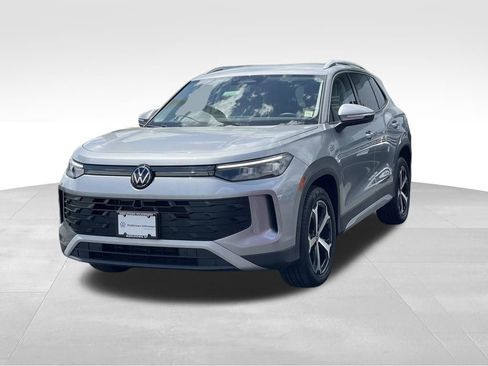 Certified 2025 Volkswagen Tiguan SE AWD/4WD image 2