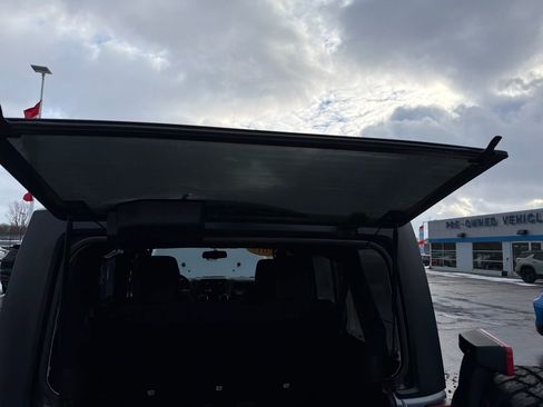 Used 2017 Jeep Wrangler Unlimited Sahara image 31