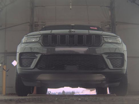 Used 2023 Jeep Grand Cherokee Altitude image 3