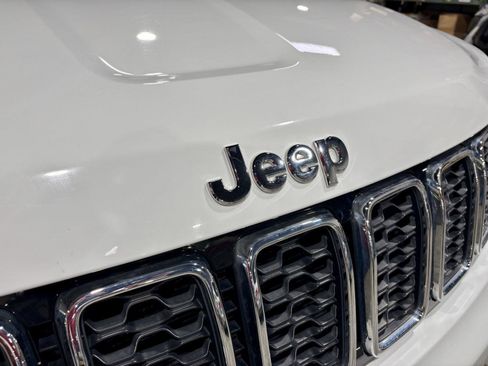 Used 2017 Jeep Grand Cherokee Limited image 31