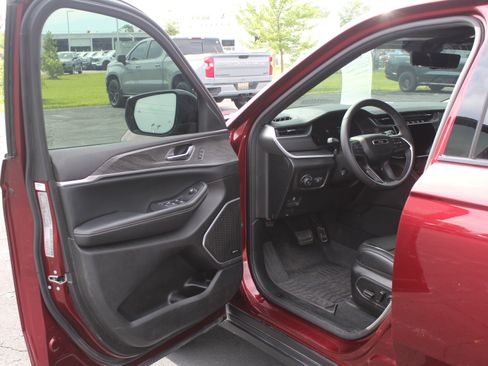 Used 2024 Jeep Grand Cherokee L Limited w/ Luxury Tech Group II AWD/4WD image 10